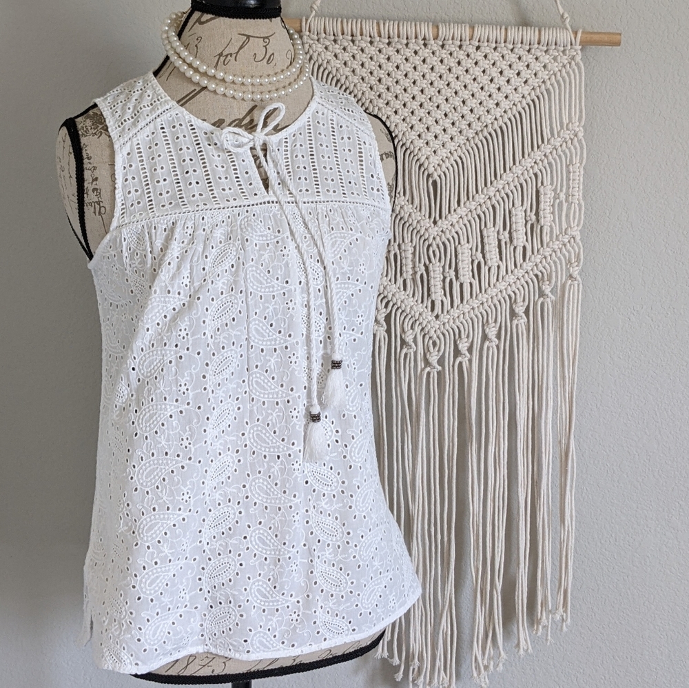 Daniel Rainn, Small Solid White Eyelet EUC 🤍